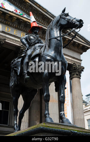 Herzog von Wellington Statue mit Verkehr Kegel auf Kopf außerhalb Museum of Modern Art in Glasgow, Schottland, Vereinigtes Königreich Stockfoto