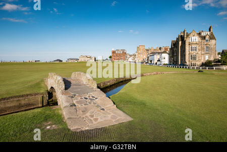 Blick auf Swilken Burn Brücke am Fairway des 18. Loch am Old Course in St. Andrews in Fife, Schottland, Vereinigtes Königreich Stockfoto