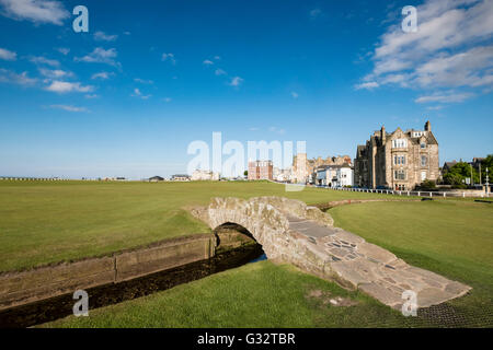 Blick auf Swilken Burn Brücke am Fairway des 18. Loch am Old Course in St. Andrews in Fife, Schottland, Vereinigtes Königreich Stockfoto