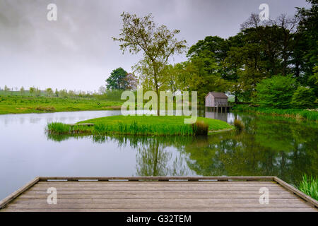 Der Ententeich mit Bootshaus Skulptur Flüsse von Tania Rovats bei Jupiter Artland außerhalb Edinburgh, Schottland, Vereinigtes Königreich Stockfoto