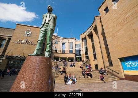 Statue von Donald Dewar außerhalb Royal Concert Hall in Glasgow Vereinigtes Königreich Stockfoto