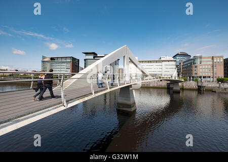 Tradeston Brücke, moderne Fußgängerbrücke überqueren des Flusses Clyde am Broomielaw in Glasgow, Vereinigtes Königreich Stockfoto