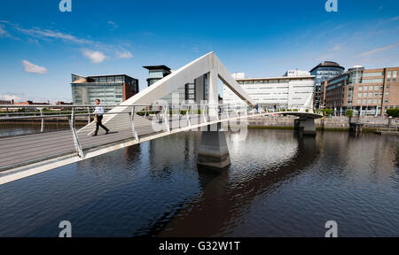 Tradeston Brücke, moderne Fußgängerbrücke überqueren des Flusses Clyde am Broomielaw in Glasgow, Vereinigtes Königreich Stockfoto