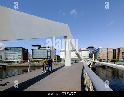 Tradeston Brücke, moderne Fußgängerbrücke überqueren des Flusses Clyde am Broomielaw in Glasgow, Vereinigtes Königreich Stockfoto