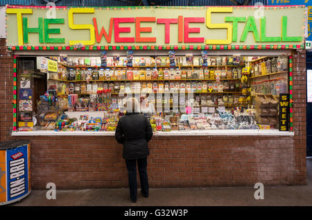 Konditorei Confiserie Stall in Barrow Land Markt, Gallowgate, Glasgow, Vereinigtes Königreich Stockfoto