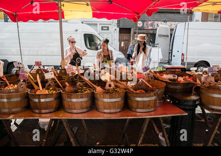 Ein Feinkost-Stall auf der Portobello Road in West-London, UK. Stockfoto