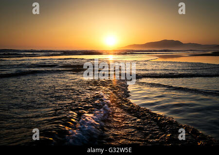 Los Lances Strand bei Sonnenuntergang, Tarifa, Andalusien, Spanien Stockfoto