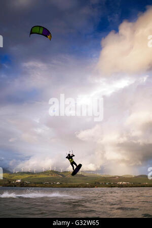 Mann-Kite-surfen, Los Lances Lagune, Tarifa, Andalusien, Spanien Stockfoto