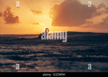 Silhouette des Surfers warten auf eine Welle im Regen zu fangen, Hawaii, Vereinigte Staaten Stockfoto