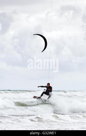 Mann-Kite-surfen, Strand Los Lances, Tarifa, Cadiz, Spanien Stockfoto