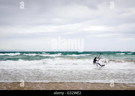 Mann-Kite-surfen, Strand Los Lances, Tarifa, Cadiz, Spanien Stockfoto