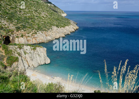 Isolierte Bucht Strand von Cala Tonnarella dell'Uzzo in Riserva Naturale Dello Zingaro [Naturreservat Zingaro], Sizilien. Stockfoto