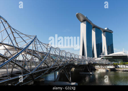 Die Helix-Brücke der Welt zuerst gebogen, Doppel-Helix-Brücke und Marina Bay Sands Hotel, Singapur Stockfoto