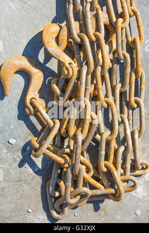 einer Länge von leicht verrosteten Metallkette mit zwei Haken Stockfoto