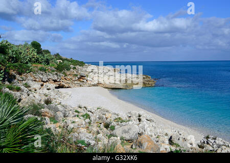 Isolierte Bucht Strand von Cala dell'Uzzo in Riserva Naturale Dello Zingaro [Naturreservat Zingaro], Sizilien. Stockfoto