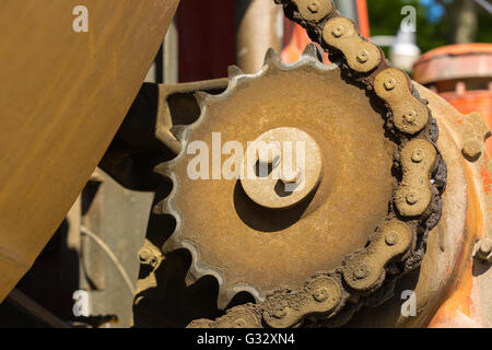 Detail der heavy-Duty-Zahnrad mit einer großen Kette engagiert Stockfoto