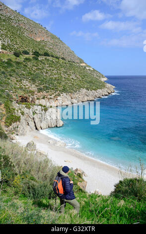 Isolierte Bucht Strand von Cala Tonnarella dell'Uzzo in Riserva Naturale Dello Zingaro [Naturreservat Zingaro], Sizilien. Stockfoto