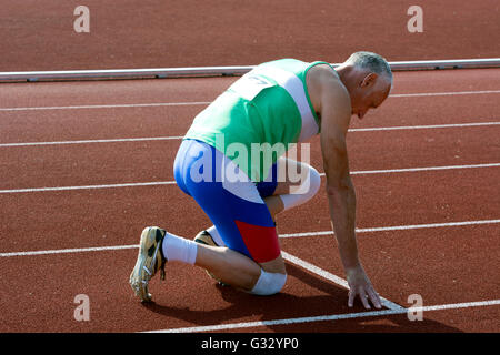 Masters-Leichtathletik UK. Athleten am Start ein Männer 400m Rennen. Stockfoto