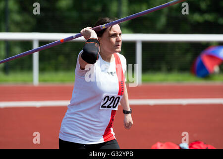 Masters-Leichtathletik UK. Frau Speerwerfer. Stockfoto