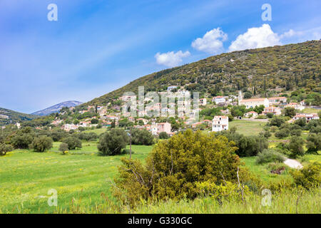 Landschaft-Dorf mit Häusern im griechischen Tal von Kefalonia im Frühjahr Stockfoto