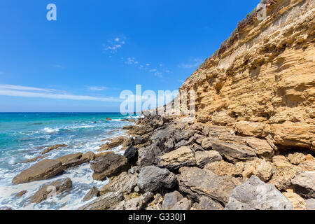 Berg mit Felsen am Ufer des griechischen Kefalonia Stockfoto