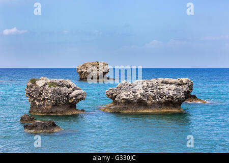 Drei separate Felsen vor der Küste im griechischen Meer Stockfoto