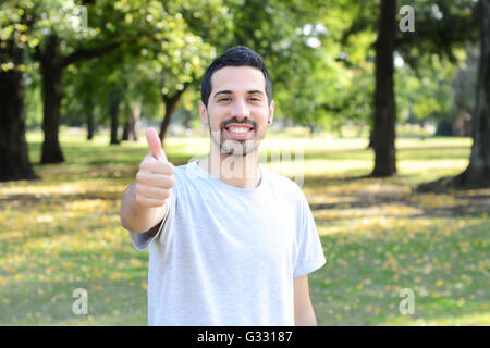 Porträt des Jünglings Latein Ordnung Geste in einem Park zu tun. Im Freien. Stockfoto