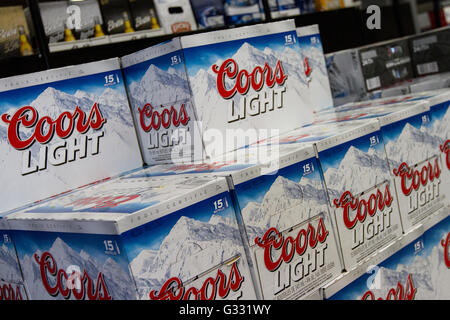 Coors Light Bierkisten auf dem Display an einem neu eröffneten selbst dienen Beer Store in Kingston, Ontario, am 16. März 2016. Stockfoto