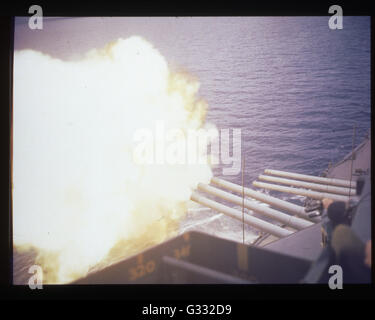 USS NEW-Mexicos Kanonen bombardiert Guam, während der Invasion. Stockfoto