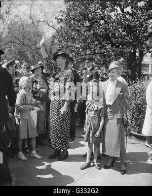 First Lady Mrs Franklin D. Roosevelt, mischt sich in einem hellen neuen Frühling Kleid, mit den Tausenden von Kindern, die ihren Gästen bei der jährlichen Ei Rollen auf den Rasen des weißen Hauses nach Ostersonntag. . Stockfoto