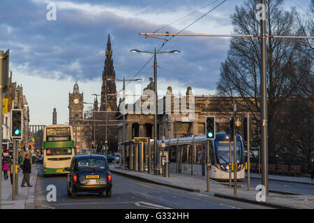 Die Princes Street, Edinburgh - Pendler und Shopper Verkehrsmittel Tram, Bus, Taxi Stockfoto