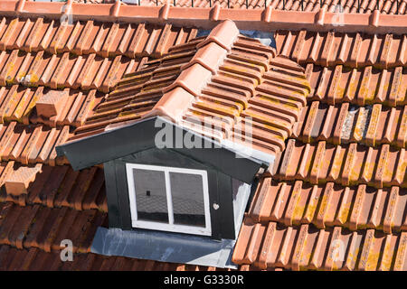 Roten Terrakotta-Dachziegel auf einem Dach in Lissabon, Portugal Stockfoto