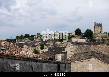 St. Emilion Dächer mit Schloss im Hintergrund Stockfoto