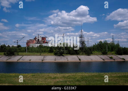 Einen Überblick über die ehemaligen Kühlbecken, diente zur Aufbewahrung der Kernreaktoren vor Überhitzung im Kernkraftwerk von Tschernobyl und Bau von Reaktoren 5 und 6, die nach dem Unfall 1986 verlassen Kränen und anderen Geräten in der Schwebe seit befindet sich innerhalb der Sperrzone von Tschernobyl in der Ukraine am 4. Juni 2016 gestoppt wurde aufgegeben. Der Unfall von Tschernobyl ereignete sich am 26. April 1986 im Kernkraftwerk Tschernobyl in der Stadt Pripjat und war der schlimmsten Kernkraft Werk Unfall in der Geschichte in Bezug auf Kosten und Verluste. Stockfoto