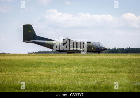 BERLIN / Deutschland - 3. Juni 2016: Transportflugzeug Transall c-160 auf dem Flughafen in Berlin / Deutschland am 3. Juni 2016. Stockfoto