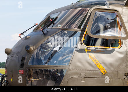 BERLIN / Deutschland - 3. Juni 2016: Cockpit aus einem deutschen ch-53 Transporthubschrauber am Flughafen Schönefeld, Berlin / Deutschland Stockfoto