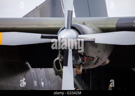 BERLIN / Deutschland - 3. Juni 2016: Motor aus einem Transportflugzeug Transall c-160 am Flughafen Schönefeld, Berlin / Germany bei jun Stockfoto