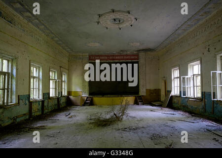 Eine verlassene Kulturhaus in Zalissya Dorf innerhalb der Sperrzone von Tschernobyl in der Ukraine am 4. Juni 2016. Der Unfall von Tschernobyl ereignete sich am 26. April 1986 im Kernkraftwerk Tschernobyl in der Stadt Pripjat und war der schlimmsten Kernkraft Werk Unfall in der Geschichte in Bezug auf Kosten und Verluste. Stockfoto