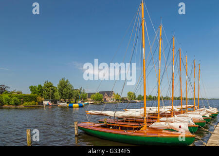 BM-Segelboote oder 16 m ² zu mieten in Marina Plaszicht auf Nieuwkoopse Plassen, einem berühmten Seengebiet in Süd-Holland, Niederlande. Stockfoto