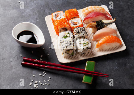 Satz von Sushi und Maki Rollen am Steintisch Stockfoto