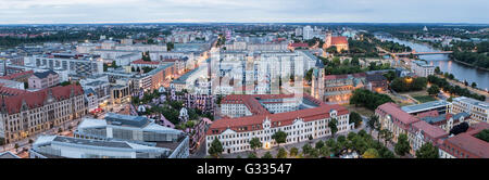 Magdeburg, Deutschland, Luftbild der Innenstadt in der Nacht Stockfoto