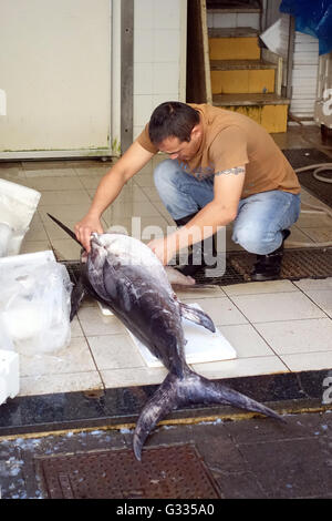 Syrakus, Italien, schneidet Man einen Schwertfisch Stockfoto