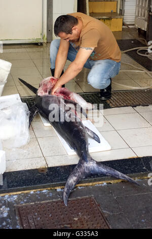 Syrakus, Italien, schneidet Man einen Schwertfisch Stockfoto