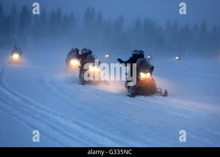 ? K skero, Finnland, Männer sind in der Nacht auf Motorschlitten fahren Stockfoto