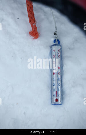 ? K skero, Finnland, außen Thermometer zeigt minus 30 Grad Celsius im Schnee Stockfoto