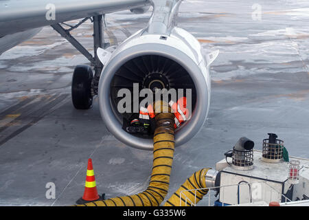 Kittilä, Finnland, Ramp Agent wärmt im Winter den Motor eines Flugzeugs vor Beginn Stockfoto