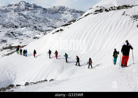 Startstelle, Österreich, Menschen machen eine Schneeschuh-Wanderung auf den Krippenstein Stockfoto