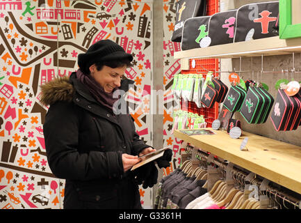 Berlin, Deutschland, Frau betrachten waren in einem Ampelmann Shop an Stockfoto