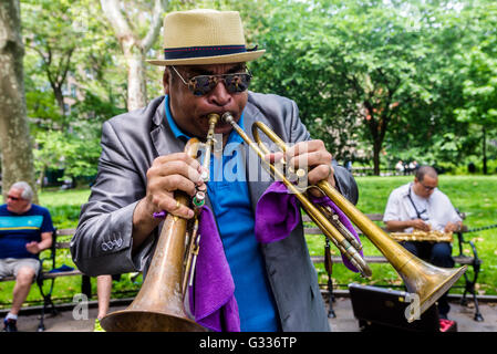 New York, USA - 4. Juni 2016 Trumpeteer spielen zwei Trompeten in Washington Square Park © Stacy Walsh Rosenstock Stockfoto
