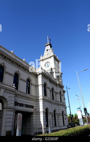 Drum-Theater (oder auch bekannt als Dandenong Rathaus in Dandenong Victoria Australien) mit klaren blauen Himmel Stockfoto